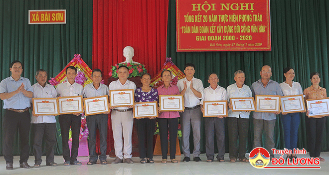 Trao-giấy-khen-cho-12-cá-nhân