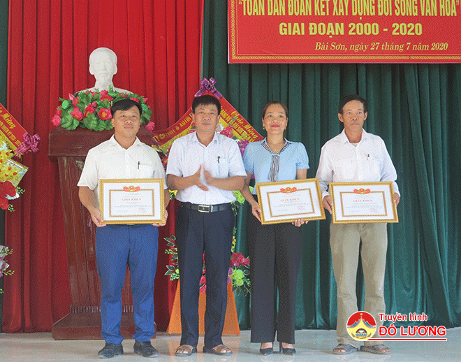 Trao-giấy-khen-cho-3-tập-thê