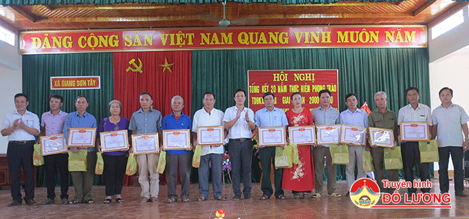 Trao-thưởng-cho-các-điển-hình