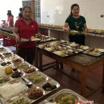 Nhật Nguyên và Minh Hà trao tặng 170 suất cơm cho các đối tượng tại Trung tâm bảo trợ xã hội Nghệ an .