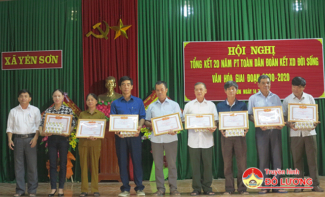 Đc-Hoàng-Văn-Kiên-chủ-tịch-UBND-xã-trao-giấy-khen-cho-các-cá-nhân