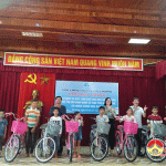Hội LHPN trao tặng 36 xe đạp, 36 bộ bàn ghế cho học sinh nghèo và hỗ trợ mô hình sinh kế cho phụ nữ yếu thế có hoàn cảnh khó khăn