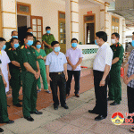 Đồng chí Phùng Thành Vinh – Bí thư Huyện ủy thăm tặng quà khu cách ly tập trung.