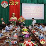 Các đồng chí lãnh đạo Huyện ủy tặng hoa chúc mừng cơ quan chính quyền huyện nhân dịp kỷ niệm 75 năm ngày Quốc Khánh 2/9