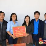 Liên đoàn Lao động huyện hỗ trợ gạch cho 2 đoàn viên khó khăn.