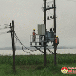 Điện lực Đô Lương chủ động khắc phục sự cố lưới điện do mưa lụt .