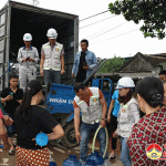 Nhà máy nước Hòa Sơn và “Nhóm Đô Lương kết nối yêu thương”cung cấp 20.000 lít  nước sạch cho người dân bị ngập lụt.