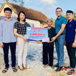 Nhóm “Đô Lương chia sẻ yêu thương”: Trao tiền hỗ trợ cho hộ nghèo tại xã Hòa Sơn