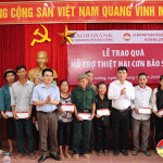 Ngân hàng Agribank Đô Lương chi nhánh Đô Lương trao 100 triệu đồng cho 50 hộ gia đình thiệt hại do lũ lụt huyện Đô Lương.