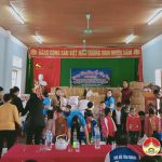 Nhóm “Đô Lương kết nối yêu thương” tặng quà tại huyện Quỳ Châu