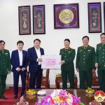 Đồng chí Phùng Thành Vinh – Bí thư Huyện ủy chúc mừng ngày 22/12 Sư đoàn 324