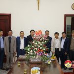 Đồng chí Phùng Thành Vinh -TUV, Bí thư huyện uỷ và đồng chí Hoàng Văn Hiệp- Phó bí thư, Chủ tịch UBND huyện đi thăm tặng quà các linh mục và bà con giáo dân có hoàn cảnh khó khăn.