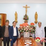 Đồng chí Hoàng Văn Hiệp  – Phó bí, Chủ tịch UBND huyện thăm tặng quà Linh mục Nguyễn Đức Nghĩa quản xứ Thanh Tân.