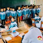 Huyện đoàn, nhóm “Đô Lương – Chia sẻ yêu thương” trao tặng áo ấm và khám, cấp phát thuốc cho học sinh nghèo.