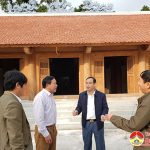 Đồng chí Hoàng Văn Hiệp – Phó bí thư, Chủ tịch UBND huyện kiểm tra công tác xây dựng tại Đền Quả Sơn.