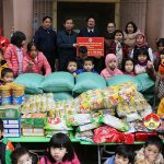 Hội chữ thập đỏ  huyện Đô Lương trao quà cho các cháu tại Trung tâm công tác xã hội.