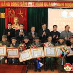 Huyện ủy Đô Lương trao huy hiệu 70 năm và 65 năm tuổi đảng cho các đảng viên
