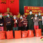 Đồng chí Thái Đức Hạnh – Phó Chủ nhiệm chính trị Quân khu 4 tặng quà cho người nghèo và cựu chiến binh tại Đô Lương.
