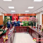 Đồng chí Phùng Thành Vinh- Bí thư Huyện ủy  và đồng chí Hoàng Văn Hiệp – Chủ tịch UBND huyện tặng quà các cơ quan, đơn vị, đội vệ sinh môi trường đêm 30 tết Tân Sửu 2021.