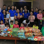 Chi đoàn cơ quan UBND huyện tặng quà cho các cháu tại Trung tâm công tác xã hội