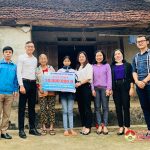 Nhóm Đô Lương chia sẻ yêu thương trao tiền hỗ trợ học sinh có hoàn cảnh khó khăn