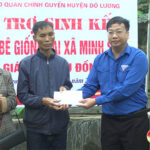 Chi đoàn cơ quan UBND huyện phối hợp cùng hội Chữ thập đỏ trao bò giống cho nông dân và quà cho học sinh có hoàn cảnh khó khăn