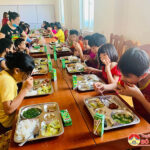 Huyện đoàn và nhóm “Đô Lương chia sẻ yêu thương” tổ chức bữa cơm yêu thương tại Trung tâm công tác xã hội.