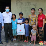 Lãnh đạo huyện Đô Lương thăm tặng quà các cháu có hoàn cảnh đặc biệt khó khăn.