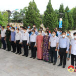 Các đồng chí lãnh đạo huyện dâng hương tại nghĩa trang liệt sỹ huyện