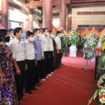 Lãnh đạo huyện Đô Lương dâng hương tại khu di tích lịch sử Quốc gia Truông Bồn.
