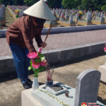 Đồng chí Nguyễn Thị Anh Quang dâng hương tại Nghĩa trang Quốc tế Việt- Lào, huyện Anh Sơn