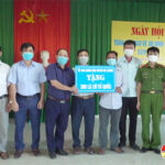 Huyện Đô Lương trao 300 cờ Tổ quốc cho nhân dân xóm 5 và xóm 6 xã Tân Sơn
