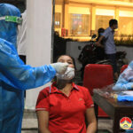 Ngành y tế Đô Lương tập trung test nhanh cho 350 trường hợp liên quan đến 2 ca F0 ở xã Yên Sơn
