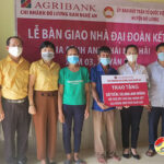 Ngân hàng Nông nghiệp &Phát triển nông thôn huyện Đô Lương trao nhà Đại đoàn kết tại xã Văn Sơn