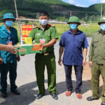 Đồng chí Hoàng Văn Hiệp – Phó Bí thư, Chủ tịch UBND huyện kiểm tra lực lượng kiểm soát phòng chống dịch Covid-19