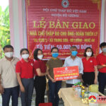 Hội chữ thập đỏ huyện Đô Lương bàn giao nhà chữ thập đỏ cho ông Đoàn Thiên Lý ở xã Trung Sơn