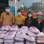 Tu sỹ Trần Thị Hạnh  trao 300 suất cơm hỗ trợ người cách ly tập trung.