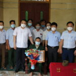 Huyện ủy Đô Lương trao huy hiệu 65 năm tuổi Đảng cho 2 đảng viên.