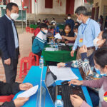 Đồng chí Hoàng Văn Hiệp-chủ tịch UBND huyện kiểm tra công tác tiêm phòng Vắc xin COVID-19 cho trẻ từ 12-17 tuổi trên địa bàn