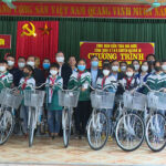 Công Đoàn Kiểm toán nhà nước chuyên ngành III trao xe đạp cho học sinh nghèo huyện Đô Lương