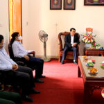 Đồng chí Phùng Thành Vinh- Tỉnh ủy viên, Bí thư huyện ủy, Chủ tịch HĐND huyện thăm, chúc mừng cán bộ, chiến sỹ sư đoàn 324