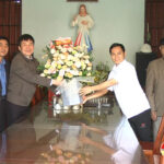 Đồng chí Nguyễn Tất Hoài Hiệp phó bí thư thường trực huyện ủy tặng quà giáo xứ Sơn La