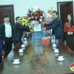 Đồng chí Ngọc Kim Nam – Ủy viên BTV, Trưởng ban Dân vận Tỉnh ủy  thăm tặng quà giáo xứ Cẩm Sơn xã Đại Sơn