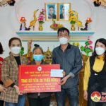 Công ty TNHH – TMTH Trung Hoan và hội chữ thập đỏ Đô Lương: Trao tiền hỗ trợ xây dựng nhà Đại đoàn kết cho bà Thái Thị Song