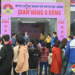 Huyện Đô Lương tổ chức gian hàng không đồng tặng quà cho người nghèo