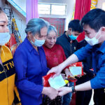 Phó bí thư Thường trực Huyện ủy Nguyễn Tất Hoài Hiệp trao quà Tết cho người nghèo tại xã Hiến Sơn