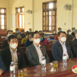 Đồng chí  Lê Quang Huy – Chủ nhiệm Ủy ban Khoa học, Công nghệ và Môi trường Quốc hội  trao quà Tết tại  Đô Lương