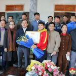 Đồng chí Hoàng Văn Hiệp – Phó Bí thư Huyện ủy, Chủ tịch UBND huyện tặng giấy khen tới em Thái Thị Thảo .