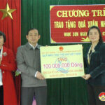 Bà Phan Thị Kim Oanh – Phó Chủ nhiệm Văn phòng Chủ tịch nước tặng quà tại Ngọc Sơn