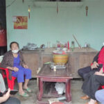 Hội chữ thập đỏ huyện Đô Lương chuyển giao và trao tặng bê giống cho hộ nghèo tại xã Nhân Sơn.